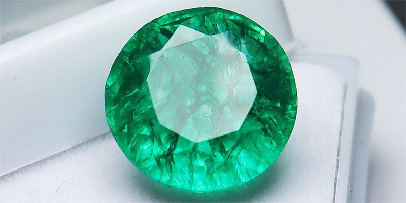 loose round emerald gemstone 